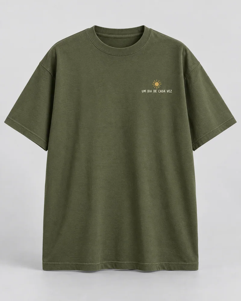 Proposta da camiseta Um dia de cada vez, verde oliva